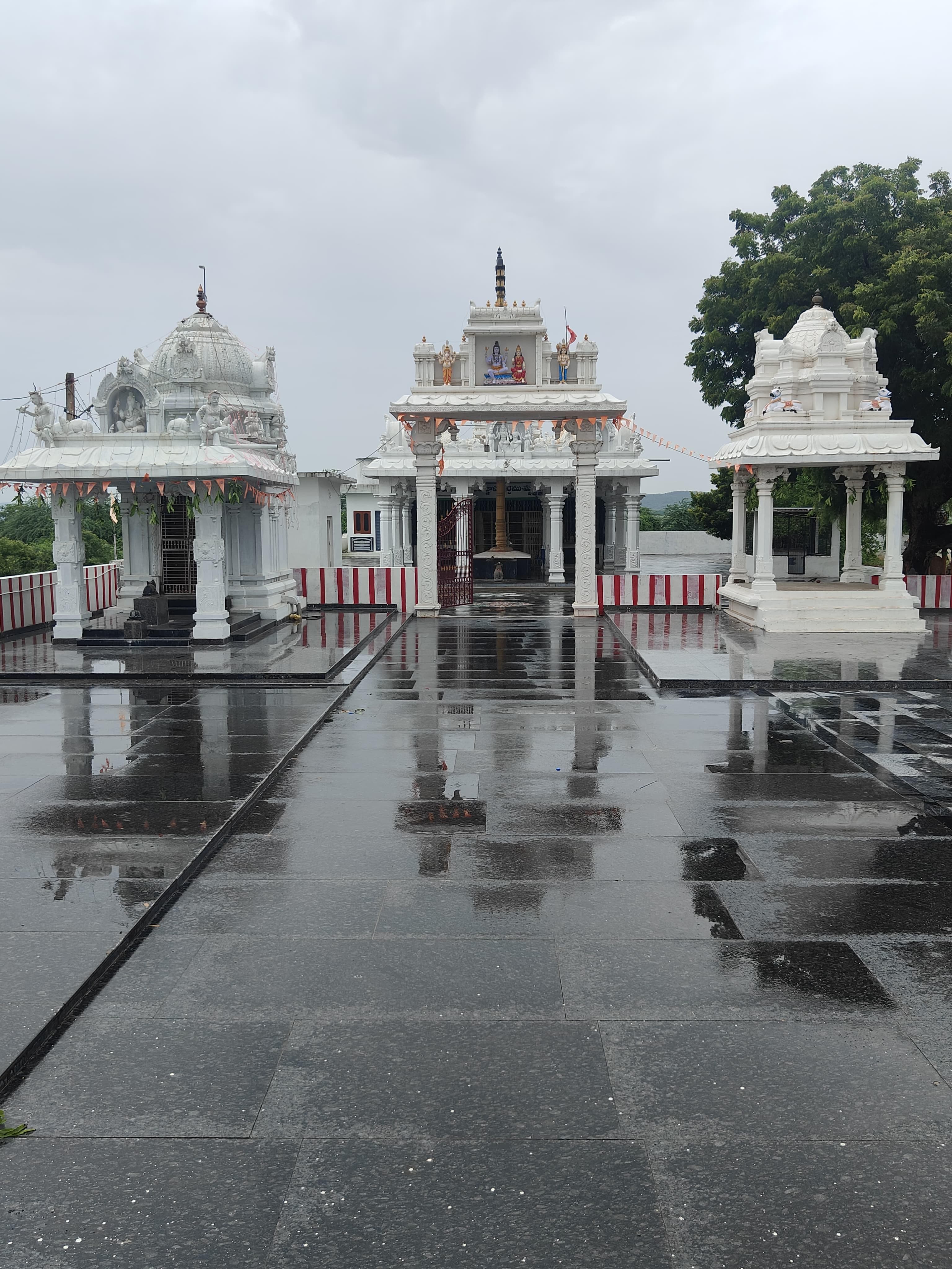 Mandapam and shrine structures at Sri Maha Panchamukheswara Swamy Vari Devasthanam